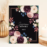 Agenda Nome Personalizado Floral Elegante Preto e Plum<br><div class="desc">Este sofisticado design apresenta um arranjo floral impressionante com abundância de ameixa, escamas, creme e marinhos, enquadrado por uma folhagem delicada num fundo preto elegante. O nome personalizado e o ano adicionam um toque refinado, fazer perfeito para profissionais, estudantes ou qualquer pessoa que ame elegância do eterno. Ideal para a...</div>