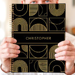Agenda Nome Personalizado Geométrico Moderno Preto e Dour<br><div class="desc">Este design de planejador moderno apresenta um fundo negro ousado adornado com um sofisticado padrão geométrico em ouro radiante. O nome personalizado mostrado no centro adiciona um toque elegante e pessoal ao design geral. Perfeito para profissionais, estudantes ou qualquer pessoa que valorize a estética contemporânea e luxuosa. Use-o para organizar...</div>