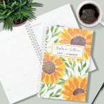 Agenda Nome Personalizado Girassol<br><div class="desc">Este Planeador único é decorado com girassóis amarelados e folhas verdes estão sobre fundo branco. Facilmente personalizável com seu nome e ano. Porque nós criamos a nossa trabalho de arte, você não encontrará esta imagem exata de outros designers. Original Watercolor © Michele Davies.</div>