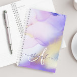 Agenda Nome Personalizado Monograma Cor de Água Púrpura<br><div class="desc">Personalize facilmente este estilo glamouroso,  abstrato lilac,  tinta aquática e fundo de pulverização em ouro falso,  com os seus detalhes personalizados.</div>