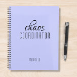 Agenda Nome Personalizado Púrpura do Coordenador de Caos<br><div class="desc">Coordenador do Caos Nome Personalizado Púrpura fofoca o texto "coordenador do caos" em uma tipografia de escrita negra divertida. Perfeito para aquela mãe ocupada,  professora,  gerente de esportes ou chefe de trabalho. Projetado pelo Evco Studio www.zazzle.com/store/evcostudio</div>