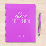 Agenda Nome Personalizado Púrpura do Coordenador de Caos<br><div class="desc">Coordenador do Caos Nome Personalizado Púrpura fofoca o texto "coordenador do caos" em uma tipografia de escrita branca divertida. Perfeito para aquela mãe ocupada,  professora,  gerente de esportes ou chefe de trabalho. Projetado pelo Evco Studio www.zazzle.com/store/evcostudio</div>