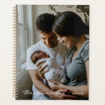 Agenda Nome personalizado simples do chic e foto 2025<br><div class="desc">Mantenha sua vida organizada em estilo com este planejador simples e chic inundado 2025, com espaço para seu nome personalizado e sua foto favorita. O seu design minimalista oferece um aspecto limpo e moderno, perfeito para aqueles que preferem uma abordagem sem confusão ao planeamento. Com layouts semanais e mensais, este...</div>