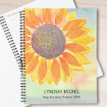 Agenda Nome Personalizado Yoga Instrutor Planner 2023<br><div class="desc">Este moderno plano de instrutor botânico Yoga é decorado com um girassol amarelo sobre fundo de aquarela. Facilmente personalizável. Use a Ferramenta Design para alterar o tamanho, o estilo ou a cor do texto. À medida que criamos a nossa trabalho de arte, não encontraremos esta imagem exata de outros designers....</div>