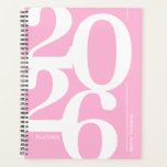 Agenda Nome rosa-claro 2026<br><div class="desc">Experimente a arte de organizar o seu ano de uma forma visualmente mínima, mas cativante, com o nosso Planejador Anual 2026. Apresentando um fundo rosa giro e uma fonte serif grande, este planejador não é apenas uma ferramenta, é uma declaração. Personalize com seu nome para torná-lo exclusivamente seu. Descubra como...</div>