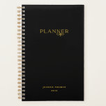 Agenda Nome Semanal Dourado de Chic Black Não Datado<br><div class="desc">Faça planos com este planejador preto e dourado moderno. Destacado com uma troca de letras decorativa, incluindo um nome e ano no cobrir frontal e preto. Acompanhe as metas semanais e mensais, as tarefas, os ganhos diários, as ideias e muito mais. Personalize o texto inferior com um nome, ano, citação...</div>