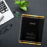 Agenda Nomeações elegantes para o ouro negro 2025<br><div class="desc">Um fundo na moda preto colorido com uma falso quadro dourado. Personalize e adicione um ano,  nome e título. Um planejador para organizar clientes de negócios,  fazer listas ou sua vida diária. Para ele e para ela.</div>