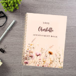 Agenda Nomes de pêssego cor-de-rosa com flores silvestres<br><div class="desc">Mantenha-se organizado e inspirado no nosso Planeador de Prados de Verão Personalizado, projetado para trazer um toque da beleza da natureza para o seu planeamento diário. Perfeito para qualquer um que ama se manter no topo de seu cronograma em estilo, este planejador combina funcionalidade com um toque artístico personalizado. Peach...</div>