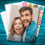 Agenda Nosso Casamento Fotográfico do Grande Dia<br><div class="desc">Planeador de casamento com sua foto favorita na frente - personalizado com seus detalhes em letra chic. O Planejador inclui layouts mensais e semanais,  12 meses,  60 páginas com cobrir laminados de cobrir mole,  frente e verso.</div>