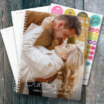 Agenda Nosso Grande Dia Foto Casamento<br><div class="desc">Planejador de casamento com sua foto favorita na capa - personalizado com seus detalhes em letras elegantes. O planejador inclui layouts mensais e semanais,  12 meses,  60 páginas com capa laminada macia na frente e atrás.</div>