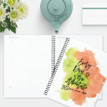 Agenda Nova Cotação de Seta de Aventura<br><div class="desc">Este planejador mensal único apresenta a tipografia moderna adornada com uma citação motivacional: "Todo Dia é uma Nova Aventura." O design de flecha inclui uma seta de tinta intricadamente desenhada que simboliza a direção, o progresso e a jornada contínua da vida. Coloca-se contra um pano de fundo de cinzas de...</div>