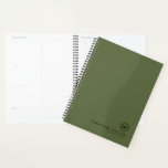 Agenda Oliva Profissional e Monograma Negro Inicial<br><div class="desc">O planejador moderno apresenta um design mínimo em uma paleta de cores verde-oliva e preta. Nome personalizado apresentado no canto inferior direito em na moda simples fonte com um medalhão de monograma complementar mínimo. Mostrado com um nome personalizado e um monograma inicial na frente na tipografia moderna, este planejador de...</div>