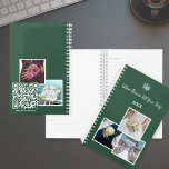 Agenda Onde Flores Contam Sua História 🌿 Seu Compro Flor<br><div class="desc">Mantenha-se organizado em estilo com nossa Onde Flores Dizem Sua História 🌿 Seu Planejador de Compro Florista, projetado em um fundo verde sereno com texto branco e quadros fotográficos. 🌿 📅 O cobrir frontal apresenta o seu slogan de script personalizado 'Onde as flores contam sua história' acima do logotipo branco...</div>