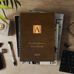 Agenda Ouro elegante e monograma, castanho moderno 2025<br><div class="desc">Escritório monograma clássico ou planejador pessoal apresentando um quadrado metálico de cobre dourado escura sobre um fundo de couro preto na moda. adequado para escritórios domésticos, pequenas empresas, profissionais empresariais ou independentes, escola, marca pessoal, carteiras ou estilistas, gestores, professores, estudantes. Pode ser um presente chic para um aniversário, formatura, Natal...</div>