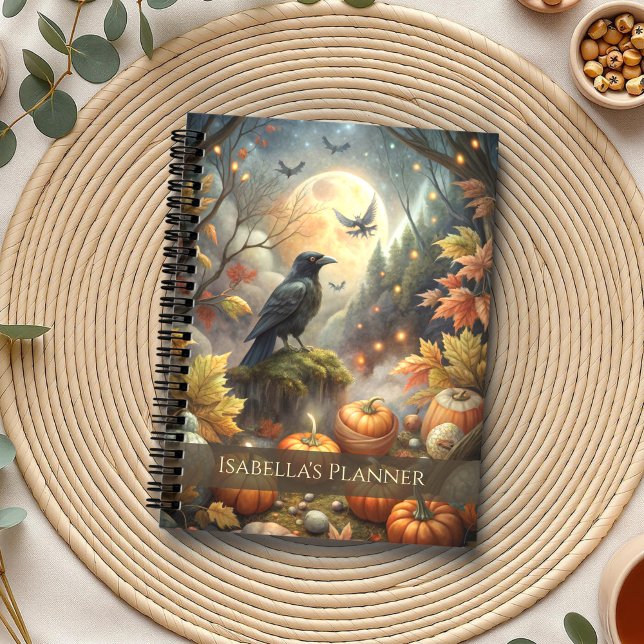 Agenda Outono Testemunha - Raven & Pumpkin Forest Moon Ch (Witchy Autumn – Raven & Pumpkin Forest Full Moon Planner on a boho table with botanicals )