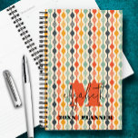 Agenda Padrão de humor de Groovy Monogramas<br><div class="desc">Este planejador personalizado apresenta o seu monograma e nome próprio em letra chic num fundo de um padrão de modelo retrô em cores ranhuras. Ideal para você mesmo ou um presente excelente para qualquer ocasião. CORRESPONDENTE a itens na nossa coleção.</div>
