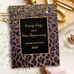 Agenda Padrão de leopardo motivacional preto escuro 2025<br><div class="desc">Elegante,  legal,  glamouroso e feminino com padrão leopardo castanho,  ouro e preto,  decorado com confete de ouro. Personalize e adicione seu nome. Modelo por um ano,  letras negras. Um quadro negro com a citação motivacional: Todo dia é um Novo Começo. Perfeito para empresárias,  maquiadoras,  donas de lojas,  consultores.</div>