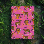 Agenda Padrão de Tigre Quirky em rosa brilhante<br><div class="desc">Padrões de Tigre Quirky no Bright Pink Planner - Você vai ficar louco por este padrão de tigre "roarsome" no planejador rosa. Ninguém jamais pensará que você é um imitador com este design impressionante e atraente. Acompanhe suas datas e compromissos importantes. Também é uma ideia maravilhosa de presente para um...</div>