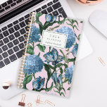 Agenda Padrão Floral de Água Padrão Azul Cor-de-rosa Mono<br><div class="desc">Personalize este planejador com seu nome em itálico verde-escuro enquadrado por um retângulo branco,  em um padrão botânico de cor d'água de hydrangeas azuis,  tulipas de rico e folhagem verde em um fundo rosa.</div>