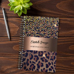 Agenda Padrão leopardo bronze preto em castanho 2023<br><div class="desc">Elegante, legal, glamouroso e feminino com padrão leopardo castanho, ouro e preto, decorado com confete de ouro. Personalize e adicione seu nome. Uma grande banda metálica de bronze falso. Modelo por um ano, letras negras. O nome é escrito com um moderno estilo escrito à mão. Perfeito para empresárias, maquiadoras, donas...</div>