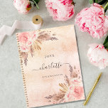 Agenda Pampas rosa ouro floral nome 2025<br><div class="desc">Um rosa de ouro rústico e fundo rosa. Decorado com ouro rosa, florais cor-de-rosa, grama-pampas. Personalize e adicione um nome, título e ano. O nome é escrito com um moderno estilo escrito à mão.</div>