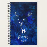 Agenda Peixes Zodiac Constelação Azul Galáxia Monograma<br><div class="desc">Peixes Zodiac Constelação Azul Galáxia Monograma Design. Com a tenda de Letra Escrita Brugada, a textura de fundo celestial azul-escura, constelação de estrela brilhante e o símbolo de Peixe Dois. Moderno Sinal Astrológico Horoscópio de Nascimento, é perfeito para qualquer Aniversário Aquário de 19 de fevereiro a 20 de março! Com...</div>