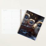 Agenda Pekingese Christmas Fesason Season<br><div class="desc">Prepare-se para celebrar o feriado com o nosso charmoso Design cênico de Natal do Cão! Este delicioso produto apresenta adoráveis companheiros caninos rodando em meio a uma terra maravilhosa do inverno, adornada com luzes cintilantes, holly, e ornamentos festivos. Seu coração derreterá enquanto você testemunha cachorros vestidos com chapéus de Papai...</div>