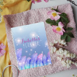 Agenda Penas Rosa Púrpura, Boho Pastel Espessantes E Nome<br><div class="desc">Belo design de planificador personalizado,  com penas roxas e cor-de-rosa pastel e faíscas sobre fundo de gradiente azul. O texto é totalmente personalizável.</div>
