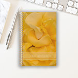 Agenda Pérolas de Flor Rosa Amarelo<br><div class="desc">Acompanhe seus importantes encontros, encontros e eventos escolares com o elegante Planador de Petais de Flores Amarelo Rose. Personalize-o com seu nome ou texto no cobrir frontal. Este calendário semanal personalizado de 12 meses com flores apresenta uma fotografia macrofloral de fecho de um floral de rosa amarelo rico com pétalas...</div>
