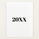 Agenda Personalidade minimalista da tipografia moderna de<br><div class="desc">Planeador elegante simples e personalizado de tipografia moderna,  preto e branco,  minimalista. Texto serif preto personalizado,  fundo branco sólido plano. Você pode personalizá-lo com seu nome,  iniciais,  ano,  etc ou simplesmente excluir o texto,  e deixar a cor clara e sólida.</div>
