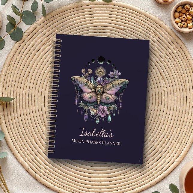 Agenda Personalizado Celestial Mariposa & Fases da Lua Wi (Personalized Celestial Moth & Moon Phases Witchy Planner on a boho table with botanicals)