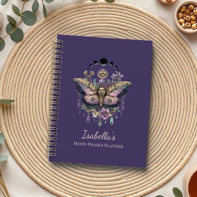 Agenda Personalizado Celestial Mariposa & Fases da Lua Wi (Personalized Celestial Moth & Moon Phases Witchy Planner on a boho kitchen table with botanicals)