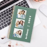 Agenda Personalizado Eucalyptus Personalizado 3-Foto Verd<br><div class="desc">Personalize facilmente este planejador moderno substituindo as três imagens de exemplo por suas fotos quadradas favoritas. Adicione o seu nome ou as iniciais do monograma e o ano em tipografia branca e crocante num fundo verde de eucalipto em tendência.</div>