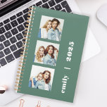 Agenda Personalizado Eucalyptus Personalizado 3-Foto Verd<br><div class="desc">Personalize facilmente este planejador moderno substituindo as três imagens de exemplo por suas fotos quadradas favoritas. Adicione o seu nome ou as iniciais do monograma e o ano em tipografia branca e crocante num fundo verde de eucalipto em tendência.</div>