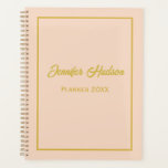 Agenda Pêssego Menino Personalizado, Simples E Correto, M<br><div class="desc">Mantenha-se organizado e na moda com este adorável planejador mensal feminino! Com um cobrir leve de pêssego com sotaques elegantes de ouro, esse planejador combina simplicidade e encanto. A design minimalista é perfeita para aqueles que apreciam um olhar limpo e desajeitado. Personalize o cobrir com seu nome ou uma mensagem...</div>
