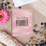 Agenda Pincéis De Pincel De Cor De Água, Blush Blush, Cor<br><div class="desc">Design do planejador personalizado de tendências que apresenta um fundo branco de cor-de-água rosa com seu nome escrito em um script moderno. O texto é totalmente personalizável. Para alterá-la, use a opção Personalizar. Para obter mais alterações, como alterações na fonte, cor da fonte ou layout de texto, use a opção...</div>