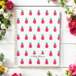 Agenda Pinemacieira Branca Cor-de-rosa<br><div class="desc">Planejador branco rosa com padrão rosa-claro de abacaxi. Mais produtos com esse design estão na coleção abaixo.</div>