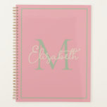Agenda Pink Sage Green e Cream Monogramas<br><div class="desc">Este planejador de calendário simples e moderno apresenta um monograma de pré-disquete em tons suaves de verde-sábio e creme a rosa que você pode personalizar com sua escolha de nome e inicial.</div>