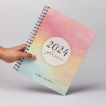 Agenda Planeador de 2024 personalizado do Cotovelo Cinto<br><div class="desc">Faça um resumo dos seus dias com nosso Cute Rainbow Plananner Personalizado 2024! Adicione um toque de cor ao seu ano enquanto estiver organizado. Personalizável e quimicamente projetado para uma jornada alegre.</div>