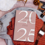 Agenda Planeador de Calendário Mínimo 2025 de Cor Rosa-de<br><div class="desc">Mantenha-se organizado em estilo com este elegante planejador Zazzle 2025. Apresentando um design moderno e minimalista com tons suaves e terríveis e um ousado "2025" no cobrir, este planejador é perfeito para acompanhar sua agenda diária, seus objetivos e eventos importantes. O enlace espiral elegante garante um uso fácil, enquanto a...</div>