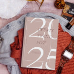 Agenda Planeador de Calendário Mínimo 2025 de Cor Rosa-de<br><div class="desc">Mantenha-se organizado em estilo com este elegante planejador Zazzle 2025. Apresentando um design moderno e minimalista com tons suaves e terríveis e um ousado "2025" no cobrir, este planejador é perfeito para acompanhar sua agenda diária, seus objetivos e eventos importantes. O enlace espiral elegante garante um uso fácil, enquanto a...</div>