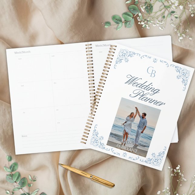 Agenda Planeador de Casamento Chic Azul e Branco (elegant blue and white wedding planner with coastal chic chinoiserie border with simple monogram)