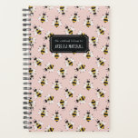 Agenda Planeador de Nomes Personalizados de Padrões de Ab<br><div class="desc">Comece o seu ano de folga no pé direito com este planejador personalizado e chic semanal e mensal que apresenta um padrão de abelhas rústicas e ilustradas num fundo rosa pálido e pálido. Não se esqueça de personalizar a frente com o texto de sua escolha!</div>