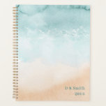 Agenda Planeador Personalizado de Praia do Oceano de Aqua<br><div class="desc">Relaxando e sereno,  textura de abstrato de aquarela parecida com a costa oceânica com praia arenosa. Este planejador personalizado está desatualizado e pronto para personalizar com seu nome ou nome comercial e o ano. Perfeito para a universidade da escola de negócios doméstica..</div>