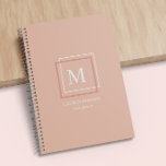 Agenda Planeador Personalizado Peach Monograma Moderno do<br><div class="desc">Planejador personalizado com uma bela paleta de cores pastel com um monograma personalizado e design de forma geométrica. Este design vem com diferentes opções de cor de fundo que você pode encontrar em uma coleção ''Pastel Modern Monographic Business'' em nossa loja.</div>