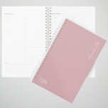 Agenda Planeador Personalizado Semana e Mês Cinza Rosa 20<br><div class="desc">Apresentando o 2024 Dusky Pink Personalized Month and Week Planner, um sofisticado e na moda projetado para trazer um toque de elegância à sua rotina organizacional. Esse planejador combina perfeitamente a funcionalidade com apelo estético, fazer a cada dia um prazer de planejar e conquistar. O cobrir cor-de-rosa Dusky define o...</div>