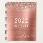 Agenda Planner do Monograma da Lente Rosa Luminosa Rosa 2<br><div class="desc">2022 Rosa Dourado - Blush Pink Faux Sparkle Monogramme Name e Inicialmente Bruted Metal Metálico Stainless Steel Spiral Notebook Spiral Planner de Calendário de Eventos de Casamento de Notebook Spiral de Aço Inoxidável. Isto faz o doce e perfeito aniversário de 16 anos, casamento, chá de panela, aniversário, chá de fraldas...</div>