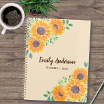 Agenda Planner Personalizado de Girassol Amarelo 2023<br><div class="desc">Este bonito Planador é decorado com girassóis de cor d'água e folhagem verde sobre fundo bege mole. O texto é marrom-escuro. Você pode personalizá-lo adicionando seu nome e mudando o ano. Use a opção Ferramenta Design para alterar o tamanho, o estilo e a cor do texto. Porque nós criamos a...</div>