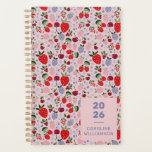 Agenda Pontes de Fruta de Verão, rosa, de Berries, person<br><div class="desc">Adote o charme da Bo Chic com nosso Boho Pink Summer Fruta Berries Personalizado Planner. Este planejador encantador apresenta um design encantador de frutas de verão vibrantes e bagas em matizes cor-de-rosa, trazendo um toque fresco e caprichoso à sua rotina diária de planejamento. Personalize-o com seu nome ou iniciais para...</div>