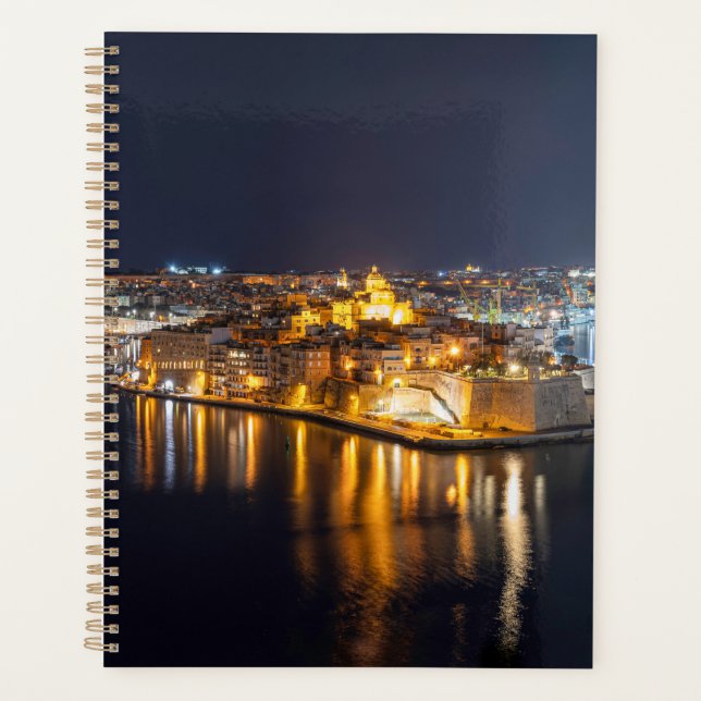 Agenda Porto de Malta iluminado à noite (Frente)